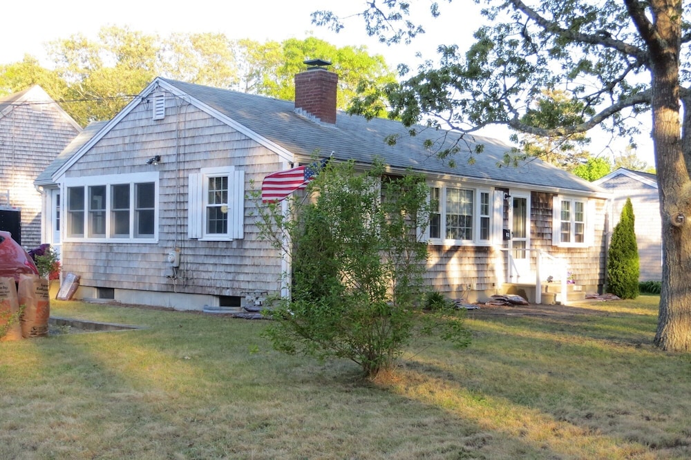 The Comforts of Home with Cape Cod Charm, central air, Walk to Beach! Wi-Fi