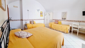 A room with two beds, a desk, a wardrobe, and a mirror. - IL RIFUGIO DI ELA 'Apartment Garden. (Furore)
