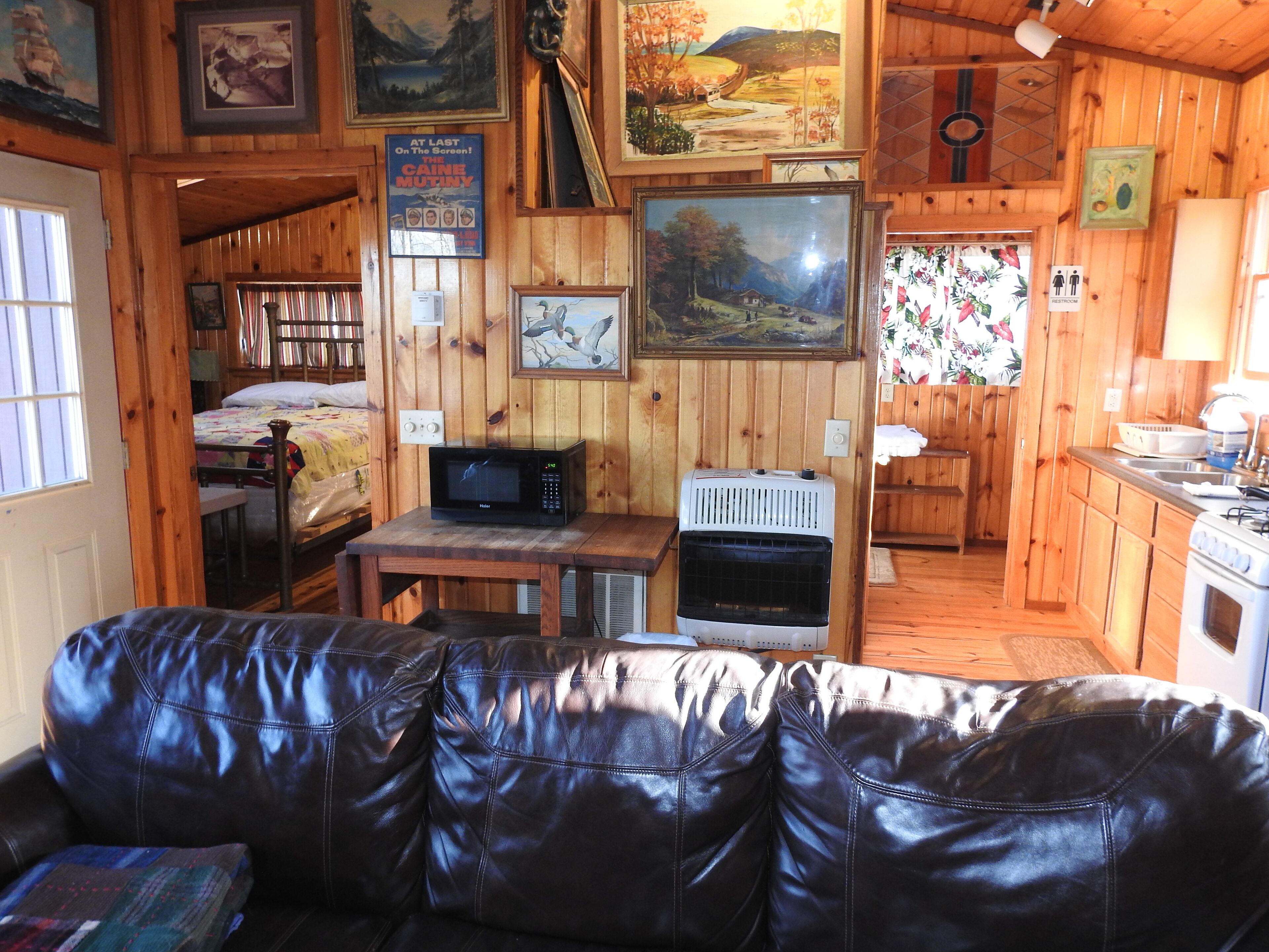 Pine Cabin on 30 Acres! 1 mi. from Carbondale, IL & SIUC Campus