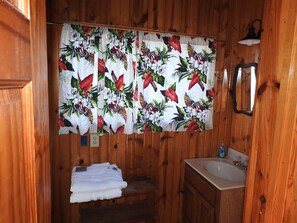 Dusj, hårføner, håndklær og såpe