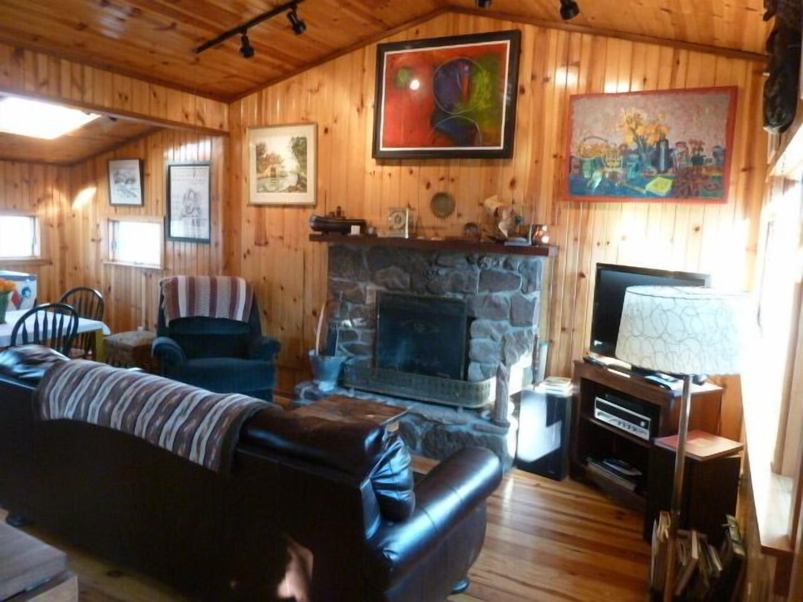 Pine Cabin on 30 Acres! 1 mi. from Carbondale, IL & SIUC Campus