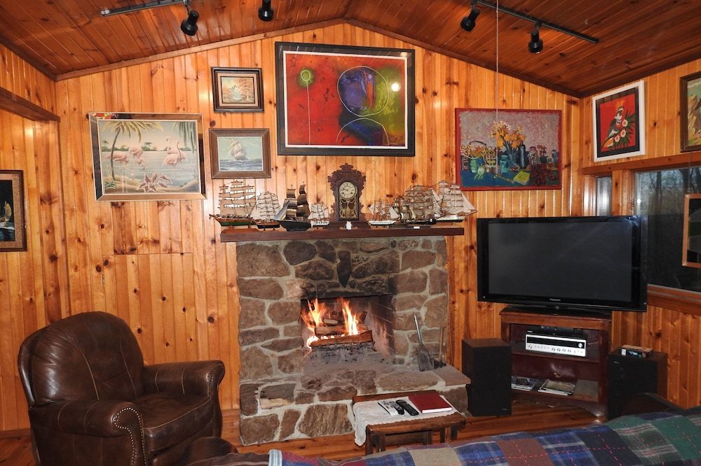 Pine Cabin on 30 Acres! 1 mi. from Carbondale, IL & SIUC Campus