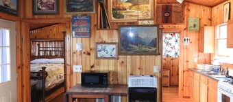 Pine Cabin on 30 Acres! 1 mi. from Carbondale, IL & SIUC Campus