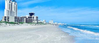 Frente a la playa Planta baja 3/2 Condo. A pocos pasos de la playa!