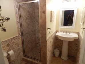 Combined shower/tub, rainfall showerhead, hair dryer, towels