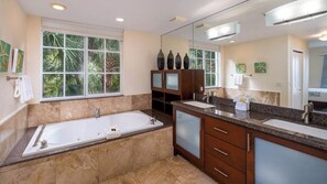 Shower, hair dryer, bidet, towels - 525 Mariners Club - Luxury 4 bedroom ocean-front villa perfect for family and friends (Key Largo)