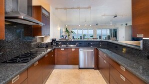 Fridge, microwave, oven, stovetop - 525 Mariners Club - Luxury 4 bedroom ocean-front villa perfect for family and friends (Key Largo)
