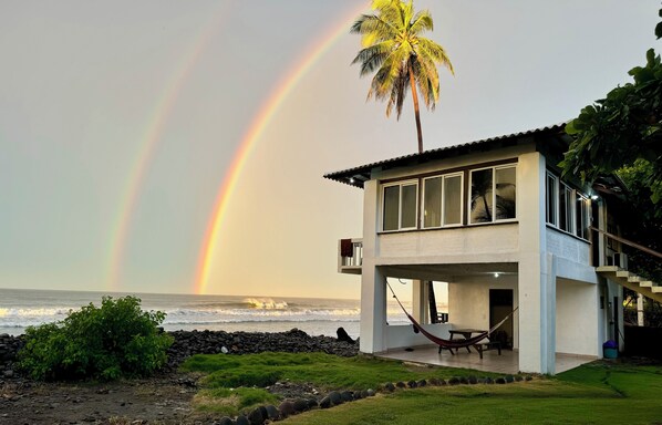 Exterior - Epic Ocean Front Surf House in La Libertad, El Cocal Beach (La Libertad)