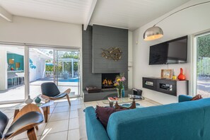 Smart TV, fireplace - PS Swag: The Ideal and Casual Palm Springs Retreat (Palm Springs)