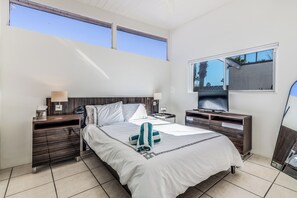 3 bedrooms, iron/ironing board, free WiFi, bed sheets - PS Swag: The Ideal and Casual Palm Springs Retreat (Palm Springs)