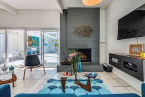 Smart TV, fireplace - PS Swag: The Ideal and Casual Palm Springs Retreat (Palm Springs)
