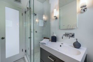 Dusche, Haartrockner, Handtücher