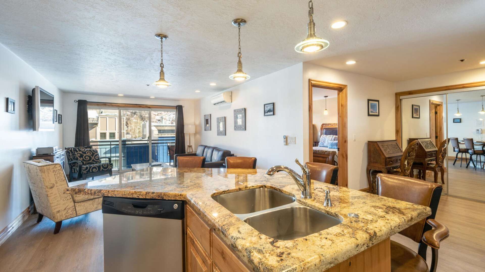 Located on Main Street Balcony overlooks Historical Downtown 1 Bedroom Treasure Mountain Inn Condo