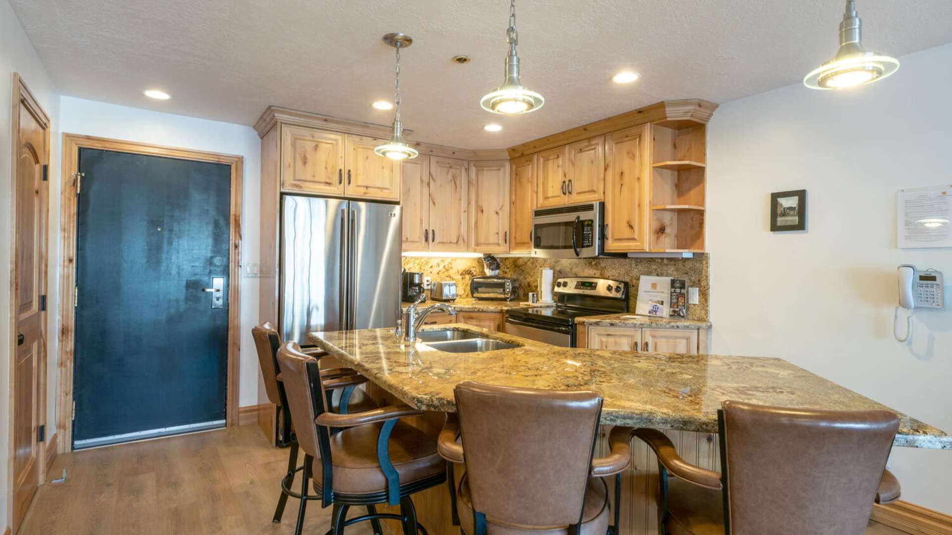 Located on Main Street Balcony overlooks Historical Downtown 1 Bedroom Treasure Mountain Inn Condo