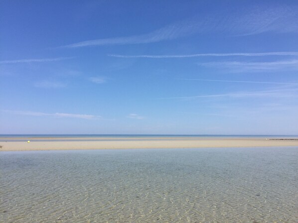 靠近海滩、沙滩椅、沙滩毛巾