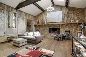 Smart TV, fireplace, DVD player, books - Skyview will entice you to relax in luxury. (Centennial)