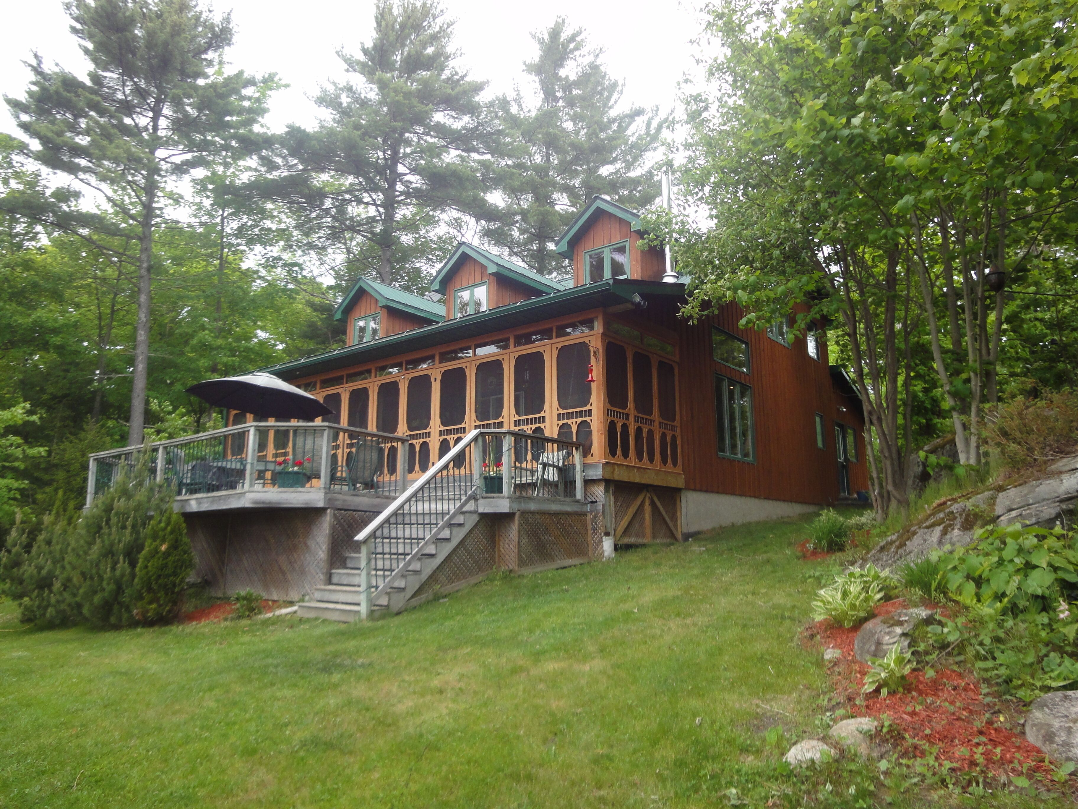 'Muskoka  Rustic Beauty'  Located on Beautiful Six Mile Lake!