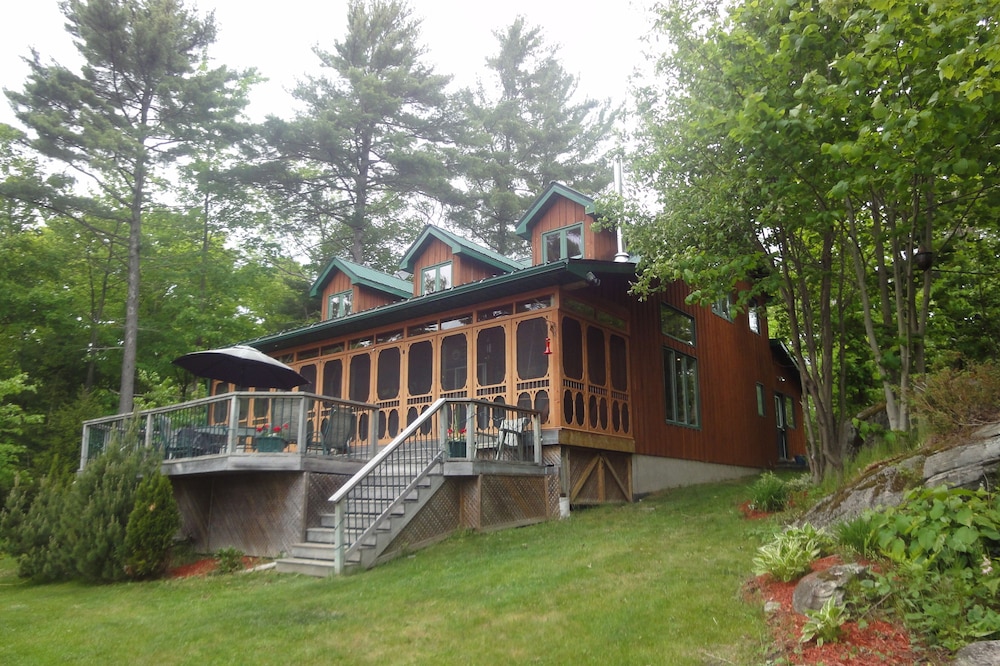 'Muskoka Rustic Beauty' Located on Beautiful Six Mile Lake!