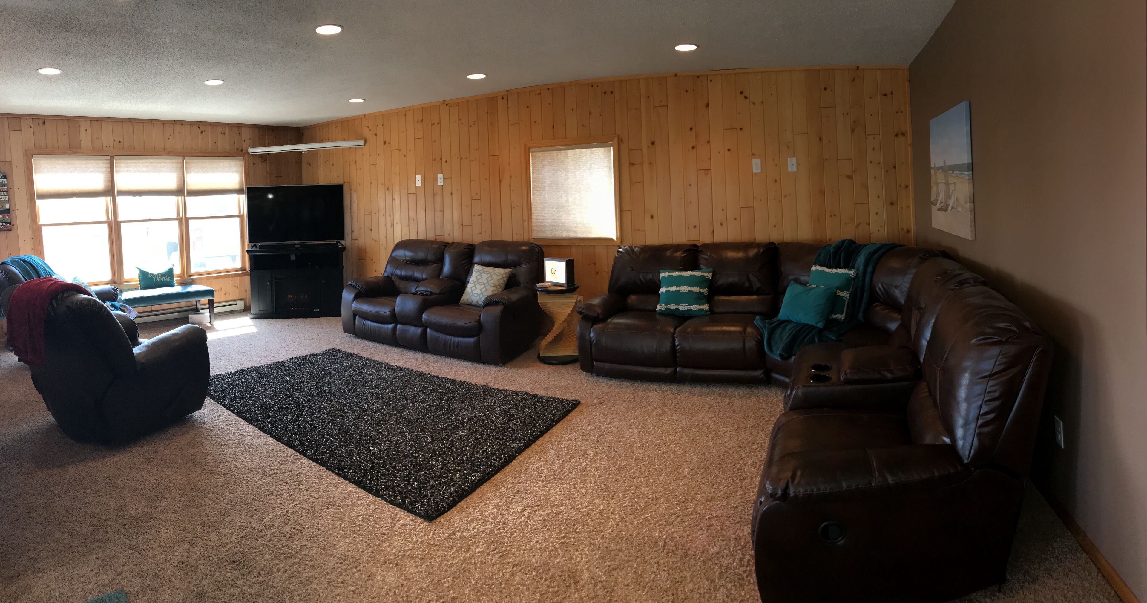Spacious 3 bed, Two bath Lake home, Located on the strip in Detroit Lakes!