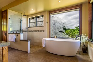 Baignoire, sĂšche-cheveux, bidet, serviettes fournies