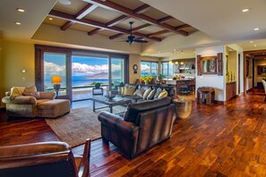 تلفزيون، مدفأة، تنس طاولة، مكتبة موسيقى