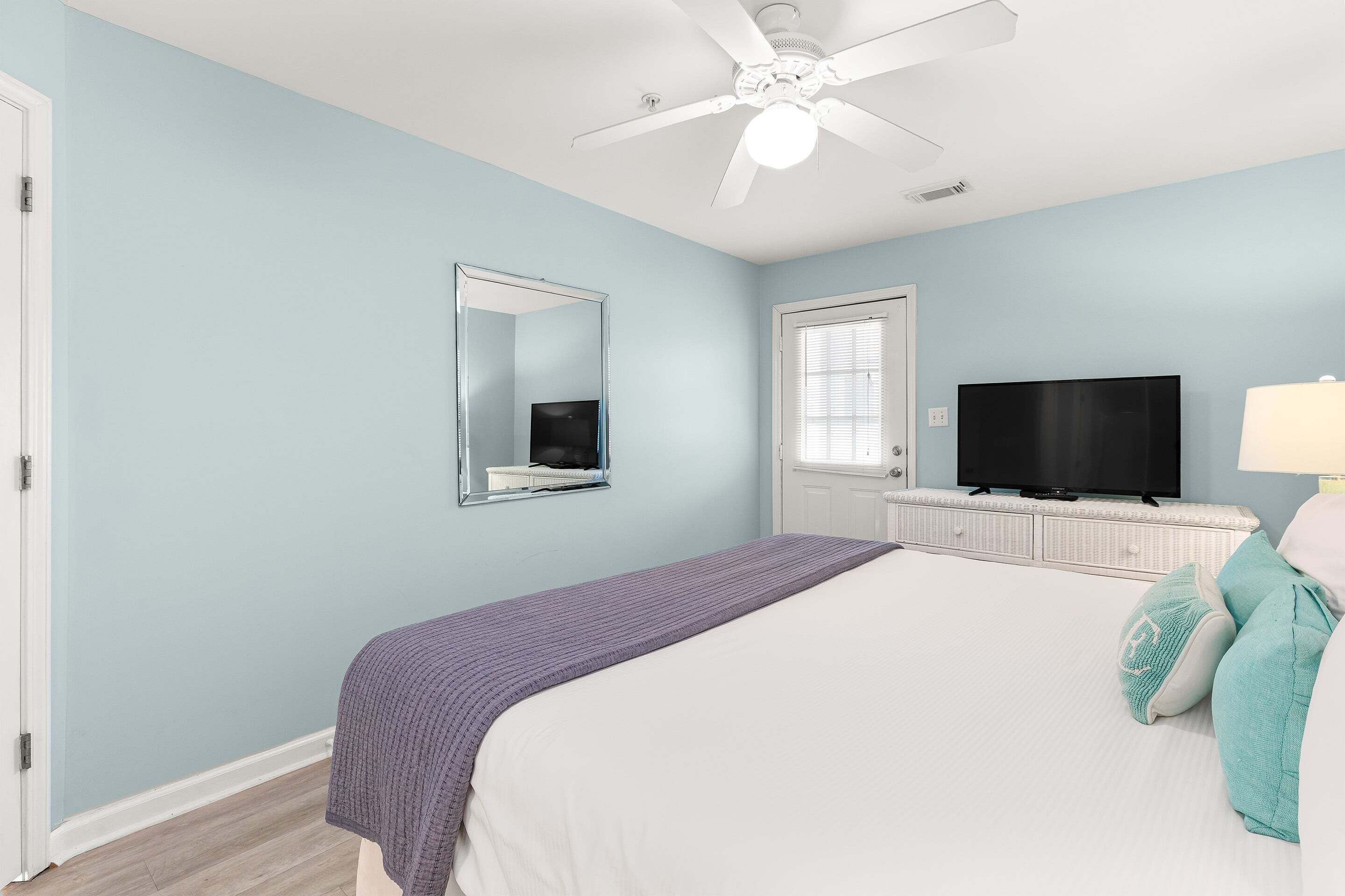 2 bedrooms, iron/ironing board, internet, bed sheets