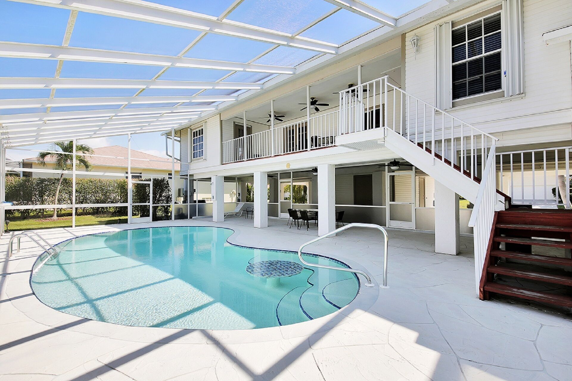 10 minute walk to the BEACH SHOPPING & RESTAURANTS HEATED POOL PET FRIENDLY 