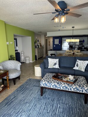 Televisión, reproductor de DVD, futbolito y tenis de mesa 