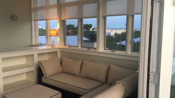 Smart-tv, een dvd-speler, een filmbibliotheek en een stereo