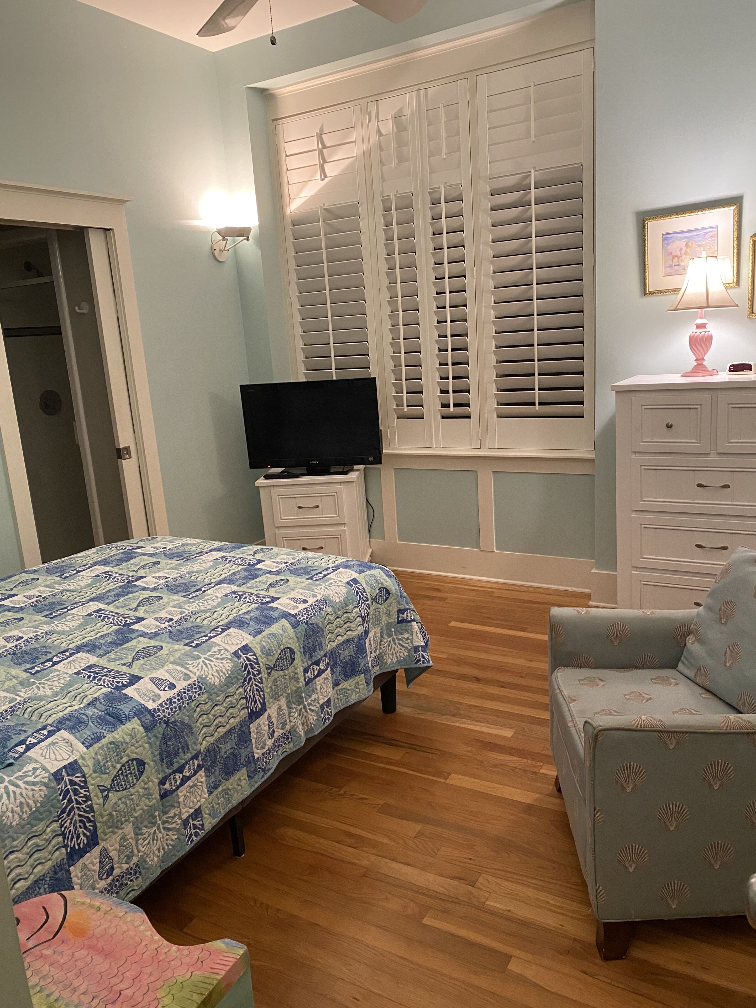 6 bedrooms, iron/ironing board, travel crib, free WiFi