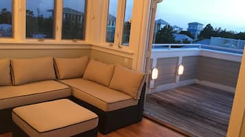 Smart-tv, dvd-spelare, ett filmbibliotek och en stereo