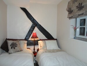 2 bedrooms, iron/ironing board, Internet, bed sheets - Charming cozy cottage fully updated within walking distance of shops and market (Pershore)