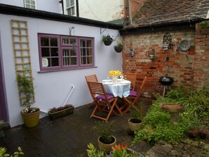Outdoor dining - Charming cozy cottage fully updated within walking distance of shops and market (Pershore)