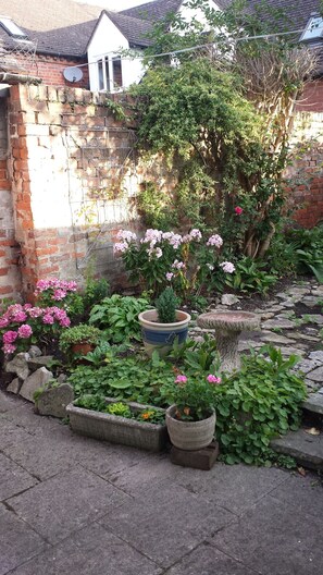 Property grounds - Charming cozy cottage fully updated within walking distance of shops and market (Pershore)