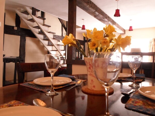 Dining - Charming cozy cottage fully updated within walking distance of shops and market (Pershore)