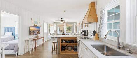 Frigorifero, microonde, forno, piano cottura