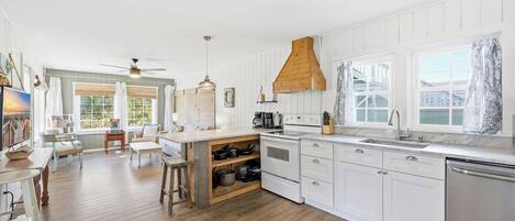 Jääkaappi, mikroaaltouuni, uuni, liesi