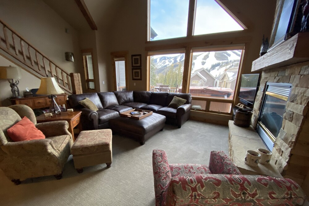 Two Master Suites, Sleeps 9, Hot Tub And Magnificent Views