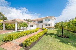Exterior - Casa Bonita: Cozy villa with golf course view, private pool, jacuzzi & staff (Punta Cana)