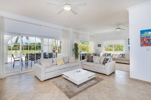 Een televisie en een stereo