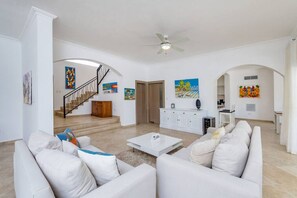 TV, stereo - Casa Bonita: Cozy villa with golf course view, private pool, jacuzzi & staff (Punta Cana)