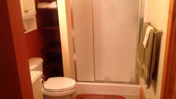 Regadera, secadora de cabello, bidet, toallas