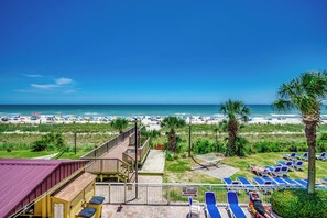 Property grounds - Direct Oceanfront 2-bedroom Condo! Walking distance to Boardwalk (Myrtle Beach)