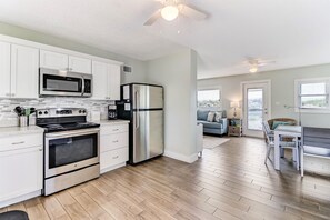 Jääkaappi, mikroaaltouuni, uuni, liesi