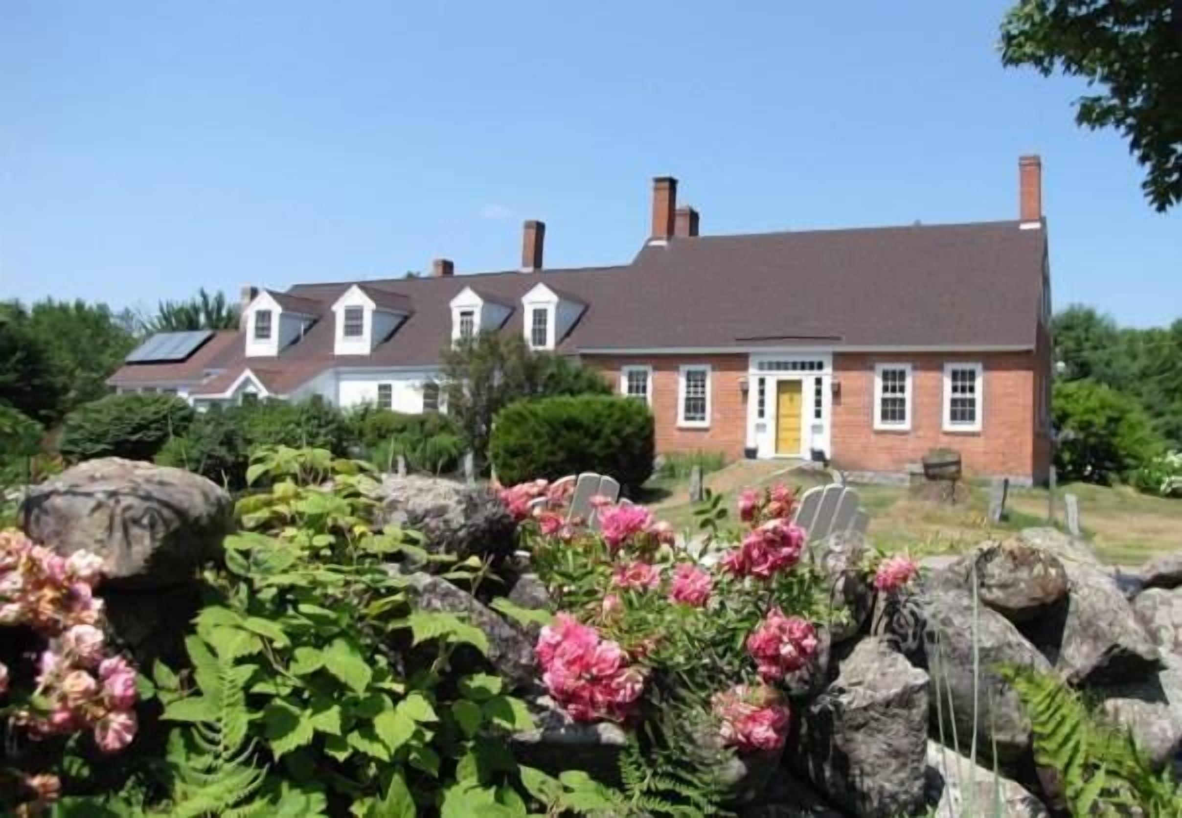 Sprawling, stylish farmhouse in an apple orchard - Sleeps up to 25