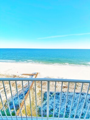På stranden