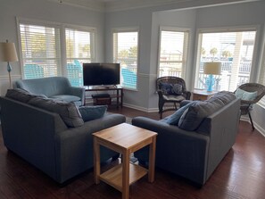 Smart TV, DVD player, books - Quiet Lake House with Spectacular Ocean View (Myrtle Beach)