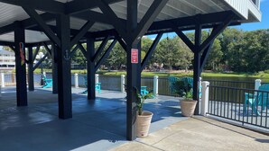 Un espace extérieur abrité, agrémenté d’un panneau indiquant un espace de stationnement pour les voiturettes de golf.