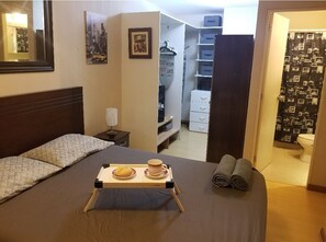 2 soverom, skrivebord, strykejern/-brett og wi-fi