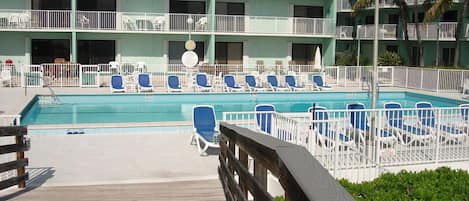 حمّام سباحة مُدفَّأ